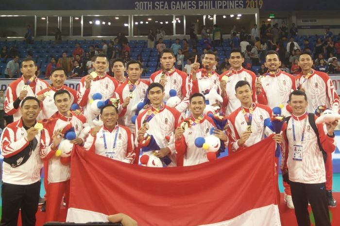 Tim voli putra Indonesia pada podium pertama SEA Games 2019 di Philsports Arena, Manila, Selasa (10/12/2019).