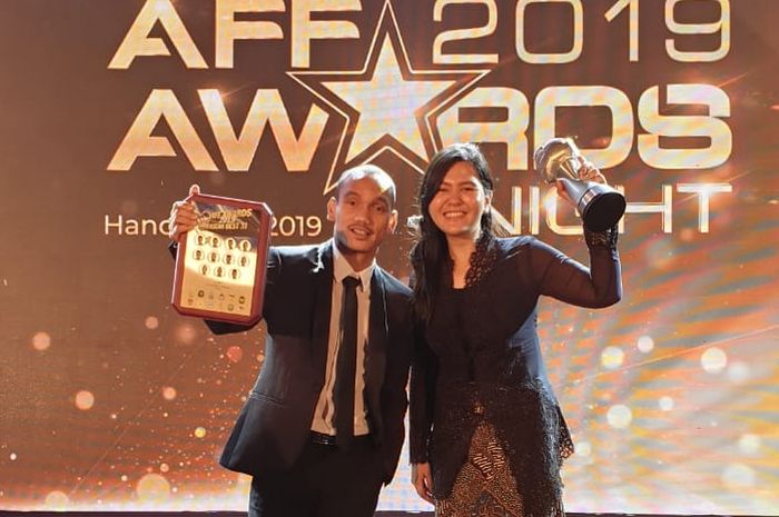 Pemain timnas Indonesia, Riko Simanjuntak (kiri) dan Sekretaris Jenderal PSSI, Ratu Tisha Destria (kanan) dalam acara AFF Awards 2019 di Hanoi, Vietnam, Jumat (8/11/2019).