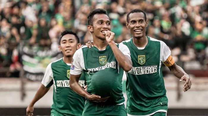 Winger Persebaya Surabaya, Irfan Jaya, saat merayakan gol yang dicetak ke gawang Persinga Ngawi pada babak 32 besar Piala Indonesia 2018.