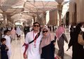 Kenakan Cadar, Intip Penampilan Istri Rifky Balweel di Tanah Suci
