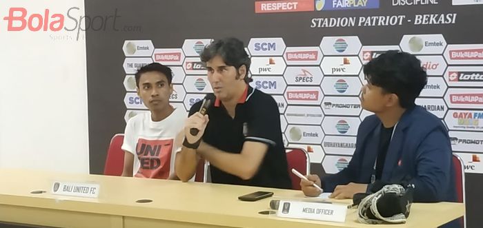 Pemain dan pelatih Bali United yakni Fadil Sausu dan Stefano Cugurra alias Teco memberikan keterangan pers pasca kemenangan kontra Semen Padang, Senin (11/3/2019).
