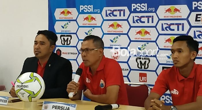 Asisten pelatih dan pemain Persija Jakarta, Mustaqim serta Dany Saputra dalam jumpa pers di ruang media Stadion Patriot Chandrabhaga, Kota Bekasi, Rabu (20/2/2019).