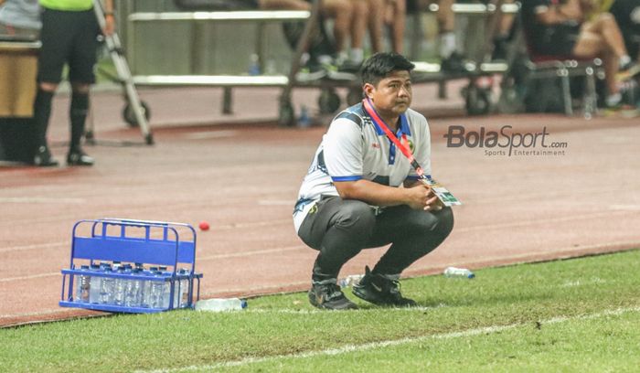 Pelatih Brunei Darussalam, Faizalani Abdul Ghani, dalam laga melawan timnas U-19 Indonesia di Grup A Piala AFF U-19 2022, Senin (4/7/2022) WIB di Stadion Patriot Candrabhaga, Bekasi.