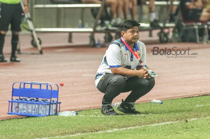 Pelatih Brunei Darussalam, Faizalani Abdul Ghani, dalam laga melawan timnas U-19 Indonesia di Grup A Piala AFF U-19 2022, Senin (4/7/2022) WIB di Stadion Patriot Candrabhaga, Bekasi.