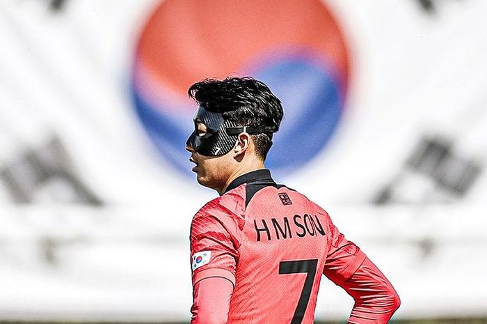 Son Heung Min dengan topeng pelindung bersama timnas Korea Selatan menjelang Piala Dunia 2022 di Qatar (16/11/2022). 