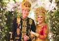 Bagikan Potret Mesra Bersama Suami, Pose Roger Pegang Perut "Buncit" Cut Meyriska Jadi Sorotan, Sudah Hamil?