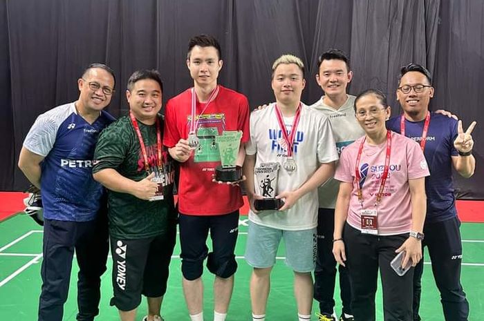 Ganda putra nomor tiga dunia asal Malaysia, Aaron Chia/Soh Wooi Yik berpose bersama tim dan Rexy Mainaky usai jadi runner-up Indonesia Open 2023.