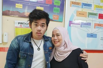 Dewi Yull dan anak keempatnya Muhammad Raya.