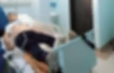 Anang Hermansyah tergolek lemah di ranjang rumah sakit.