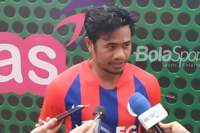 Pemain baru muka lama Bhayangkara FC, Ilham Udin Armaiyn menjawab pertanyaan wartawan di Stadion PTIK, Jakarta Selatan, Senin (4/2/2019).