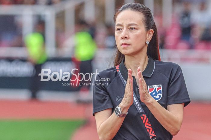 Manajer timnas Thailand, Madam Pang, ketika menemani timnya bertanding pada Piala AFF 2022 di Stadion Utama Gelora Bung Karno, Senayan, Jakarta, 29 Desember 2022.