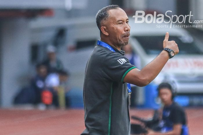 Pelatih sementara Persebaya Surabaya, Uston Nawawi, sempat memberikan ancungan jempol saat sedang memantau para pemainnya berlaga di Stadion Patriot Candrabhaga, Bekasi, Jawa Barat, Selasa (8/8/2023).