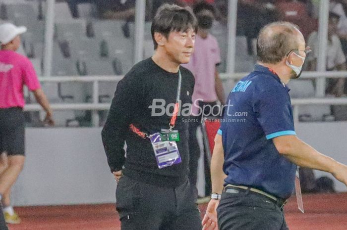 Pelatih timnas Indonesia, Shin Tae-yong (kiri) dan Park Hang-seo (kanan) selaku juru taktik timnas Vietnam tampak berdekatan saat memantau timnya bertanding di Stadion Gelora Bung Karno, Senayan, Jakarta, 6 Desember 2023.