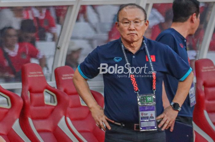 Pelatih timnas Vietnam, Park Hang-seo, sedang memantau para pemainnya bertanding dalam laga leg pertama semifinal Piala AFF 2022 di Stadion Gelora Bung Karno, Senayan, Jakarta, 6 Januari 2023.