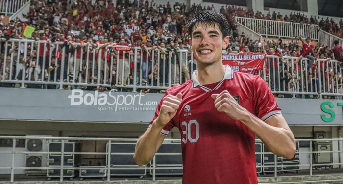 Bek timnas Indonesia, Elkan Baggott, nampak sumringah berpose dengan para suporter di Stadion Pakansari, Bogor, Jawa Barat, 27 September 2022.