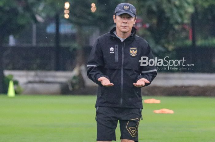 Pelatih timnas Indonesia, Shin Tae-yong, tampak sedang berpangku tangan saat memantau para pemainnya berlatih di Lapangan A, Senayan, Jakarta, 4 Januari 2023.