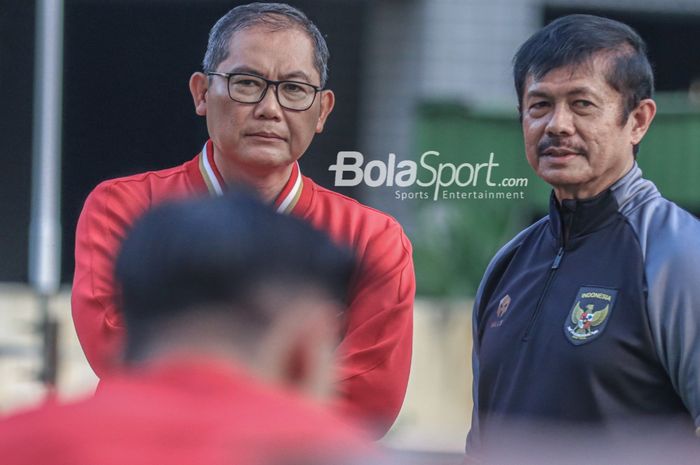 Manajer timnas U-22 Indonesia, Sumardji (tengah) kembali jadi sorotan media Vietrnam karena curhatnya.