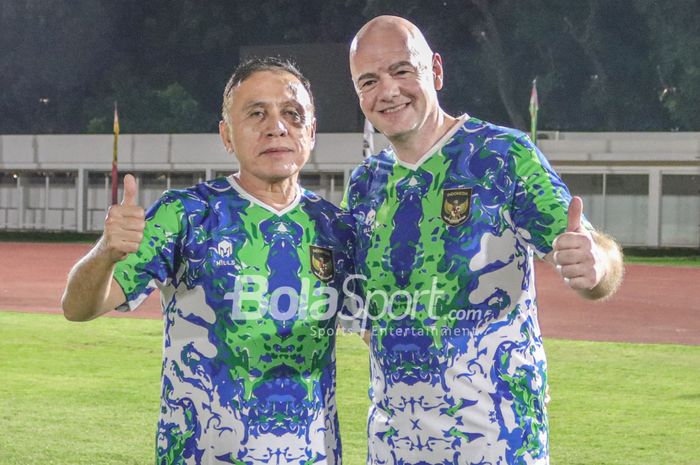 Ketua Umum PSSI, Mochamad Iriawan (kiri), sedang berfoto bersama dengan Gianni Infantino (kanan) selaku Presiden FIFA di Stadion Madya, Senayan, Jakarta, 18 Oktober 2022.