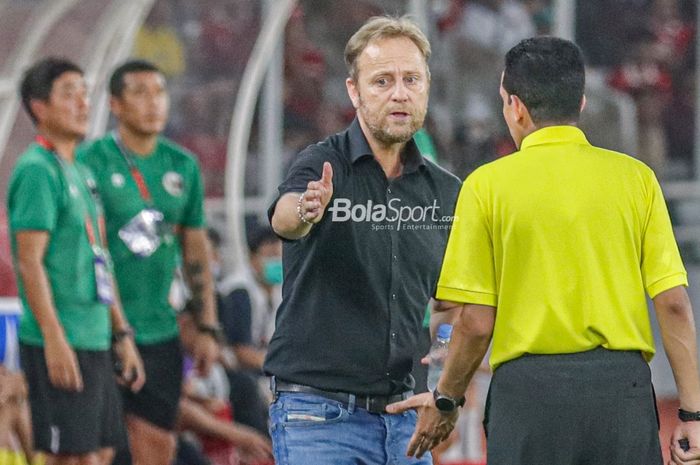 Pelatih timnas Thailand, Alexandre Polking (kiri), tampak sedang berkomunikasi dengan wasit saat berlaga pada Piala AFF 2022 di Stadion Utama Gelora Bung Karno, Senayan, Jakarta, 29 Desember 2022.