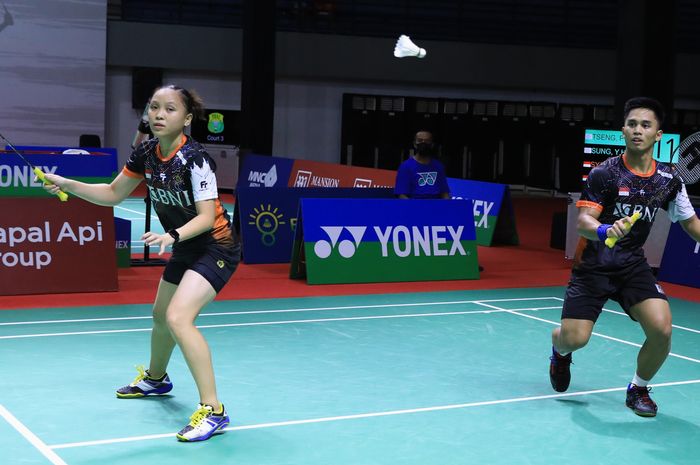 Aksi pasangan ganda campuran, Amri Syahnawi/Winny Oktavina Kandow, pada babak kedua Indonesia International Challenge 2022 di GOR Amongrogo, Yogyakarta, 29 September 2022.