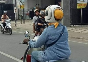 Bikin Geleng Kepala, Aksi Emak-emak Pengendara Motor Pakai Helm Cepol Ini Kelewat Kreatif Tapi Berbahaya!