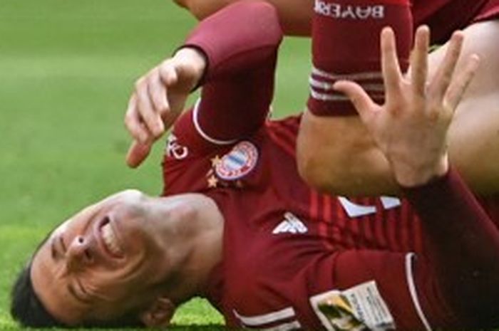 Robert Lewandowski kesakitan dalam duel Bundesliga antara Bayern Muenchen vs Augsburg di Allianz Arena (9/4/2022).