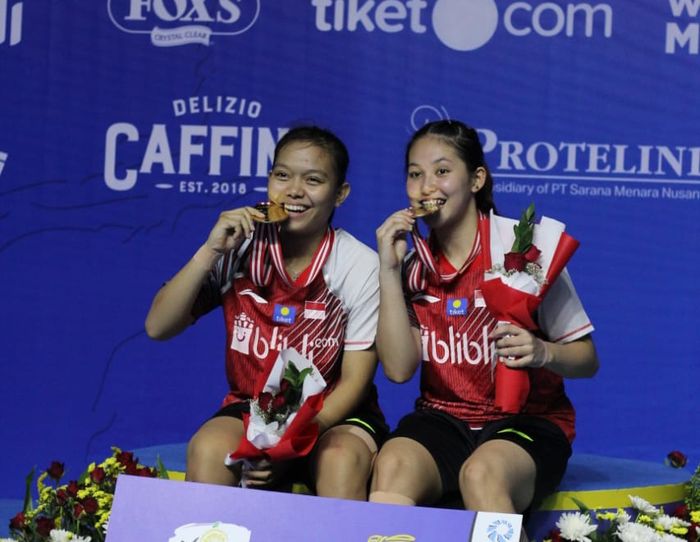 Pasangan ganda putri Indonesia, Siti Fadia Silva Ranadhanti/Ribka Sugiarto, berpose setelah memenangi Indonesia Masters 2019 Super 100 di GOR Ken Arok, Malang, Minggu (6/10/2019).