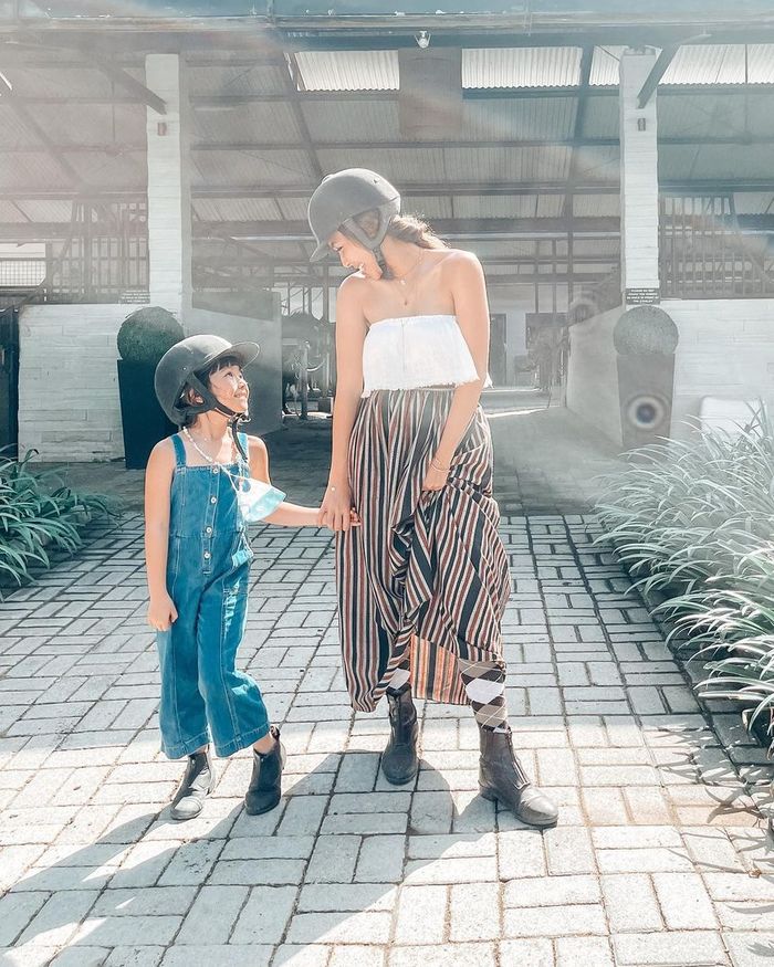 Penampilan Seksi Gisel saat Berkuda Pakai Baju Kemben Tuai Kritikan Netizen