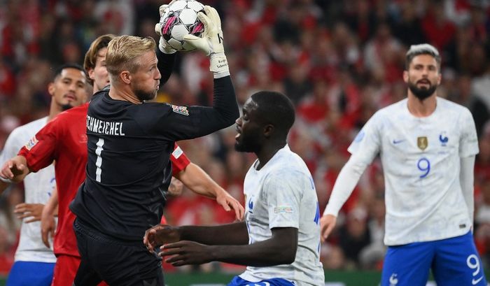 Kasper Schmeichel tampil apik saat Denmark sukses menundukkan Prancis 2-0 di Stadion Parken pada matchday terakhir UEFA Nations League 2022-2023, Minggu (25/9/2022) atau Senin dini hari WIB.