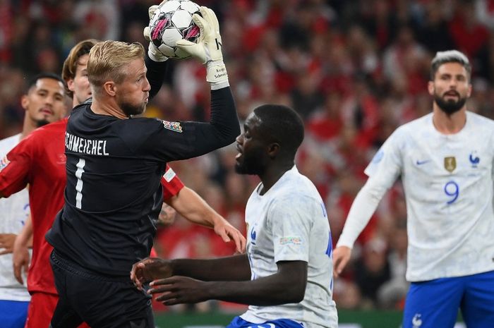 Kasper Schmeichel tampil apik saat Denmark sukses menundukkan Prancis 2-0 di Stadion Parken pada matchday terakhir UEFA Nations League 2022-2023, Minggu (25/9/2022) atau Senin dini hari WIB.