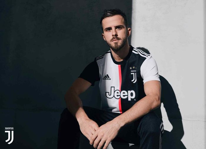 Gelandang Juventus, Miralem Pjanic, memamerkan jersey anyar Si Nyonya Tua pada Minggu (12/5/2019).