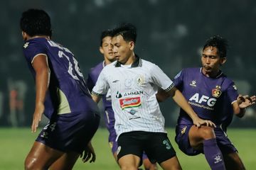 Gelandang PSS Sleman, Wahyudi Hamisi, mendapat kawalan dari pemain Persik Kediri pada laga pekan ke-33 Liga 1 2023/2024.