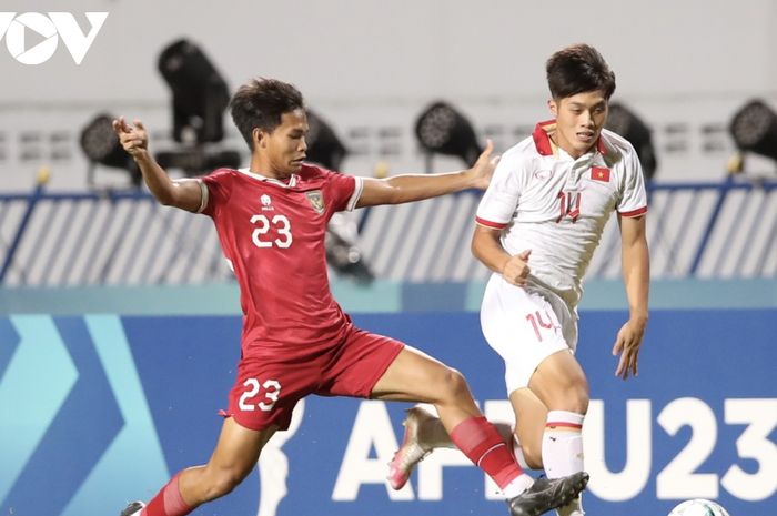 Pemain Timnas U-23 Indonesia, Rifky Dwi Septiawan, mencoba mrebut bola dari kaki pemain Timnas U-23 Vietnam di laga final Piala AFF U-23 2023.