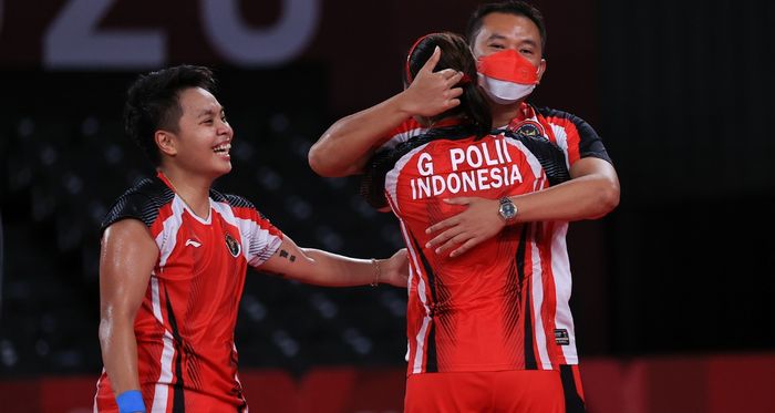 Pasangan ganda putri Greysia Polii/Apriyani Rahayu melakukan selebrasi bersama sang pelatih, Eng Hian, usai memastikan kemenangan pada babak semifinal Olimpiade Tokyo 2020 atas Lee So-hee/Shin Seung-chan (Korea Selatan) di Musashino Forest Sport Plaza, Tokyo, Jepang, Sabtu (31/7/2021).