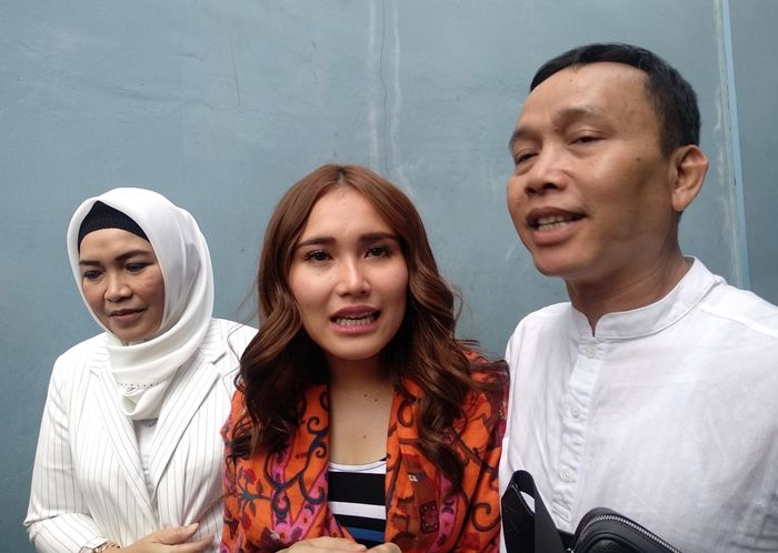 Ayu Ting Ting didampingi Umi Kalsum dan Abdul Rozak saat Grid.ID temui di kawasan Tendean, Mampang, Jakarta Selatan, Kamis (20/6/2019).