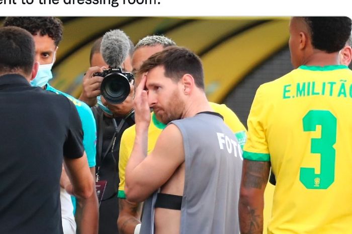 Kapten tim nasional Argentina, Lionel Messi, memakai rompi fotografer di lapangan menyusul penundaan laga Kualifikasi Piala Dunia 2022 antara Brasil dan Argentina di Neo Quimica Arena, Minggu (5/9/2021) waktu setempat atau Senin (6/9/2021) pukul 02.00 WIB. 