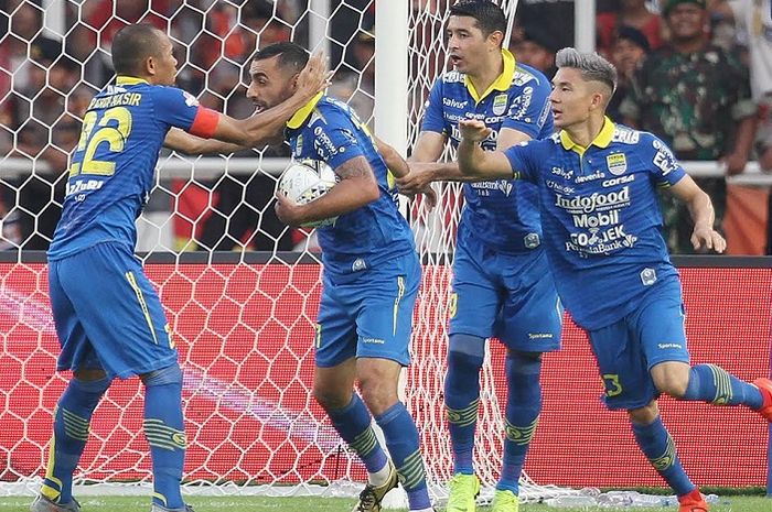 Gelandang Persib Bandung, Kim Kurniawan (kanan), bersama Supardi Nasir, Esteban Vizcarra menyambut Artur Gevorkyan yang mencetak gol ke gawang Persija Jakarta pada Liga 1 2019 di Stadion Utama Gelora Bung Karno, Jakarta, Rabu (10/7/2019) sore WIB.