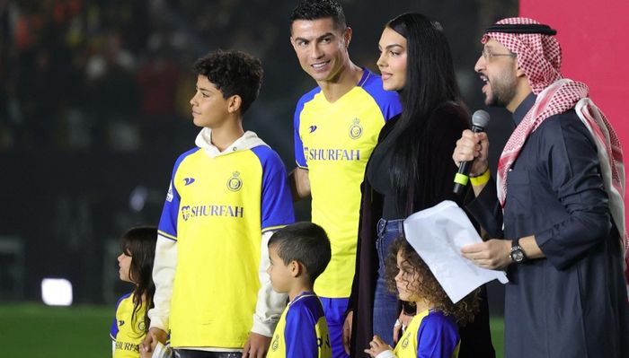 Cristiano Ronaldo dan keluarga dalam acara perkenalan sebagai pemain Al Nassr di Mrsool Park, Riyadh (3/1/2023).