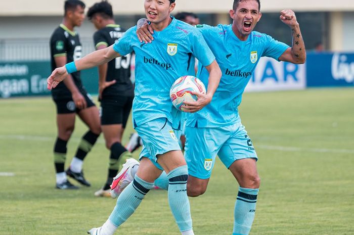 Selebrasi gol pemain Persela Kim Do-hyun setelah mencetak gol ke gawang Bekasi City di Stadion Tuban Sport Center, Sabtu (13/1/2024).