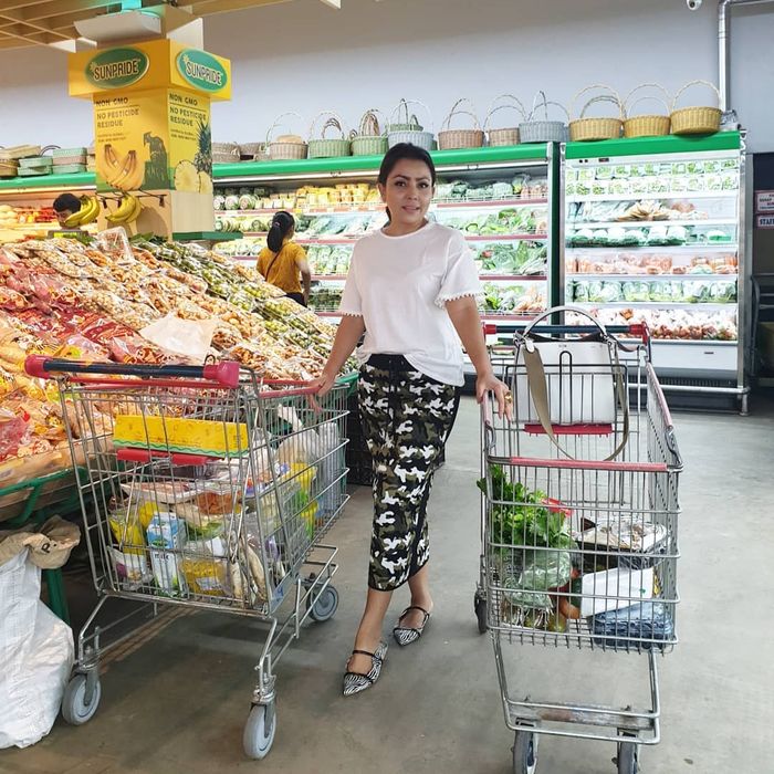Penampilan modis Mayangsari pakai sandal mewah saat belanja di supermarket