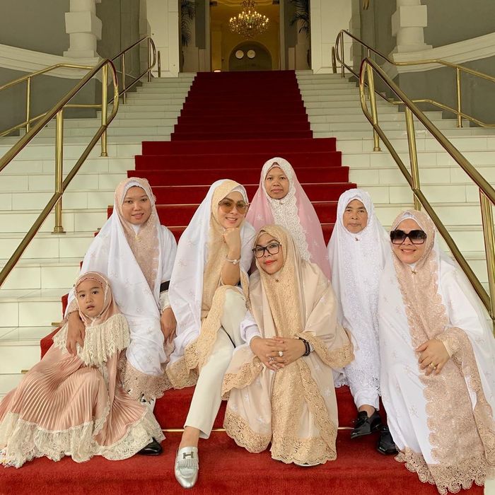 Penampilan mewah Syahrini saat melaksanakan salat Idul Adha di Singapura