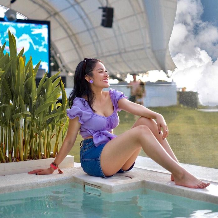 Nindy Ayunda saat bersantai di pinggiran kolam renang