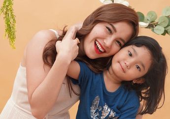 Kembaran Baju dengan Putrinya, Ayu Ting Ting Pamer Sandal Teplek Harga Fantastis yang Jadi Sorotan!
