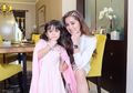 Meski Tanpa Alas Kaki Saat Kembaran Pakai Kaftan, Penampilan Olla Ramlan dan Putrinya Sukses Banjir Pujian, Sama-sama Cantik!