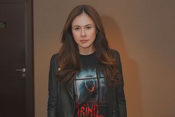 Aduhai Menyala Tante! Gaya Hot Wulan Guritno Pakai Dress Merah ...