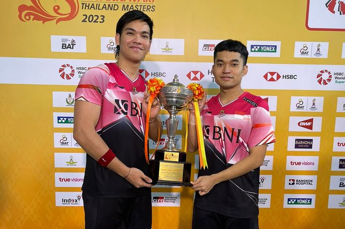 Pasangan ganda putra, Leo Rolly Carnando/Daniel Marthin, memegang trofi juara Thailand Masters 2023.