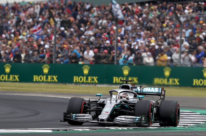 Lewis Hamilton (Mercedes) saat mengaspal di Sirkuit Silverstone pada sesi balapan F1 GP Inggris 2019, Minggu (14/7/2019)