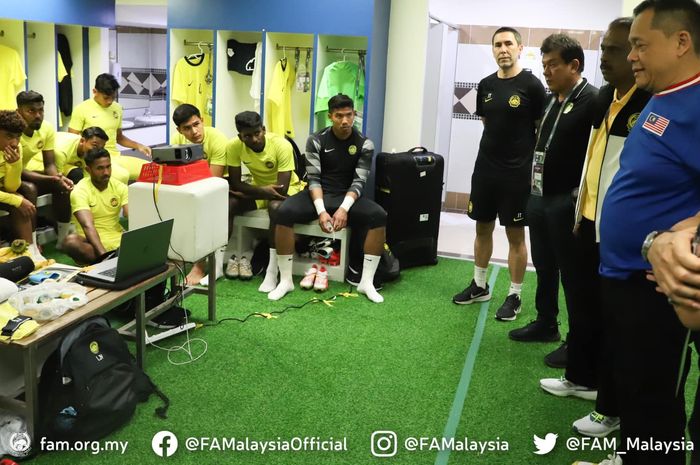 Para pemain Timnas U-23 Malaysia saat bertemu dengan Presiden Federasi Sepak Bola Malaysia (FAM), Datuk Hamidin Mohd Amin.