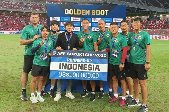 Shin Tae-yong bersama para asistennya di Timnas Indonesia