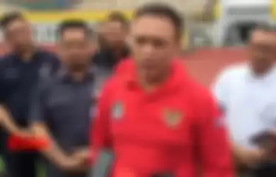 Ketua Umum PSSI, Mochamad Iriawan alias Iwan Bule, memberikan keterangan kepada wartawan ketika meninjau Stadion Pakansari, Bogor.